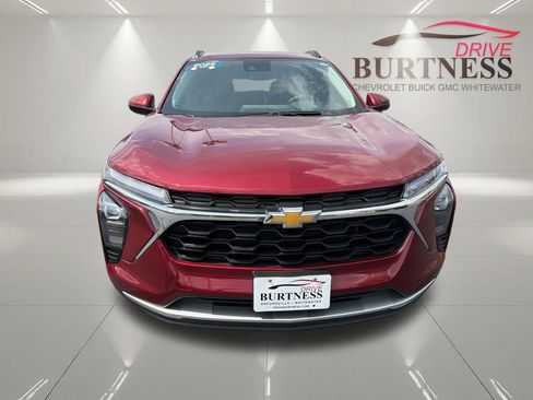 Certified 2025 Chevrolet Trax LT w/ LT Convenience Package FWD image 3