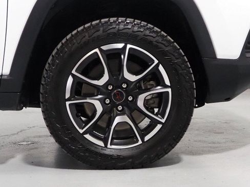 Used 2025 Jeep Compass Trailhawk AWD/4WD image 39