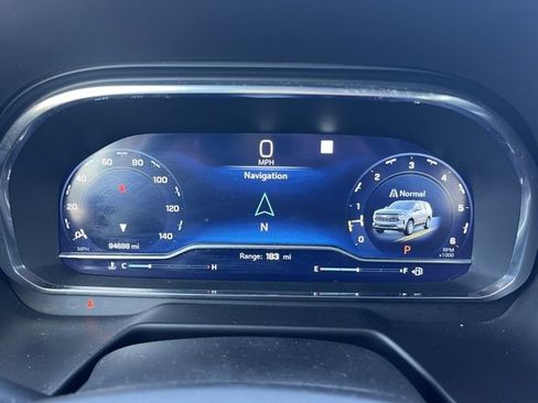 Used 2023 Chevrolet Suburban Premier image 8