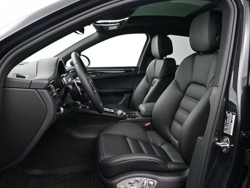 Certified 2026 Porsche Macan AWD/4WD image 5