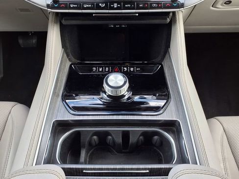 Used 2024 Jeep Wagoneer L Series II w/ Flexible Seating Group RWD image 27