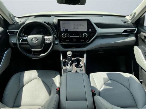 Certified 2025 Toyota Highlander Platinum AWD/4WD image 12
