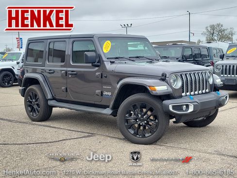 Used 2023 Jeep Wrangler Unlimited Sahara w/ Cold Weather Group AWD/4WD image 1