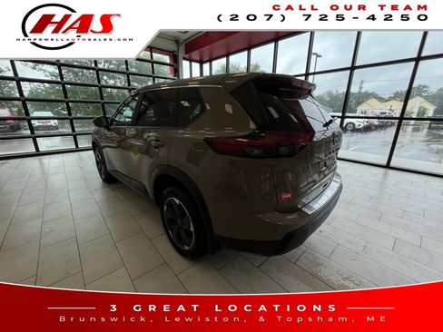 Used 2024 Nissan Rogue SV AWD/4WD image 3