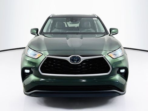 Used 2023 Toyota Highlander XLE FWD image 2