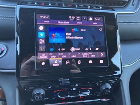 New 2025 Jeep Grand Cherokee Laredo X w/ Luxury Tech Group I image 16