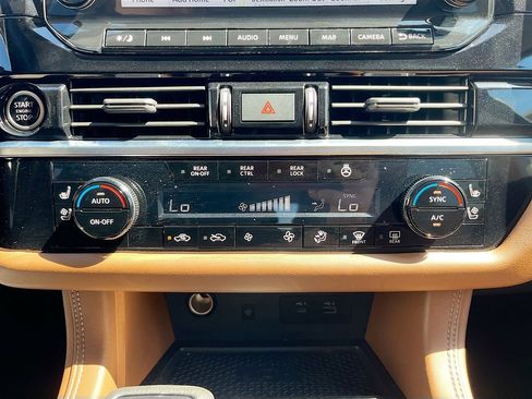 Used 2023 Nissan Pathfinder Platinum image 16