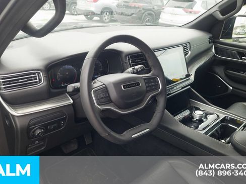Used 2024 Jeep Wagoneer L Series II RWD image 5