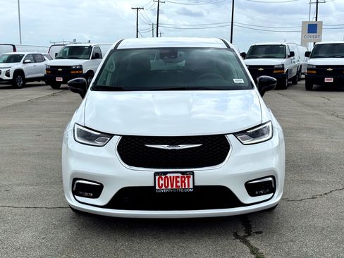 Used 2024 Chrysler Pacifica Select image 4