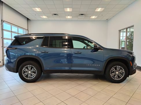 Used 2026 Chevrolet Traverse LT AWD/4WD image 2