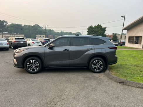 Used 2024 Toyota Highlander XLE AWD/4WD image 3