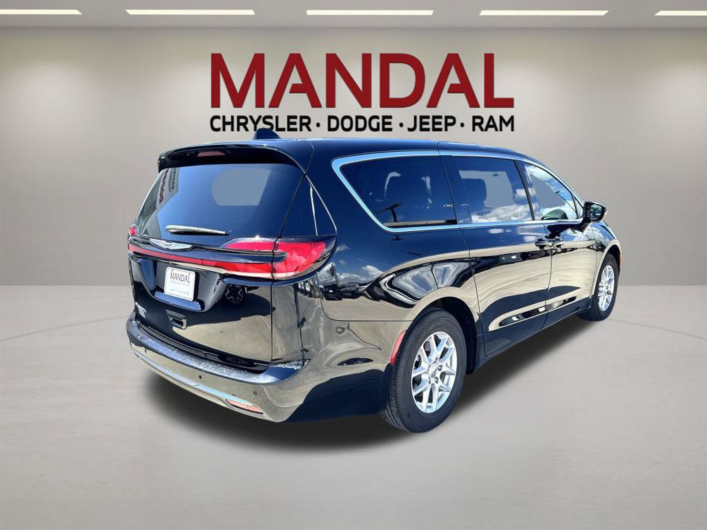 Used 2025 Chrysler Pacifica Select FWD image 5