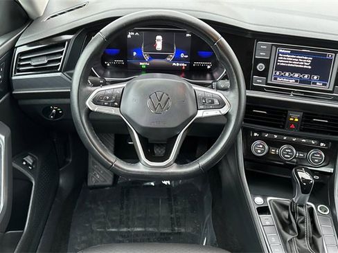 Used 2024 Volkswagen Jetta SE image 18