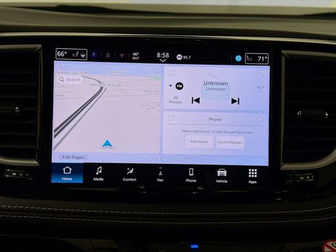 Used 2025 Chrysler Pacifica Limited image 16