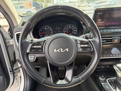 Used 2022 Kia Seltos EX image 19