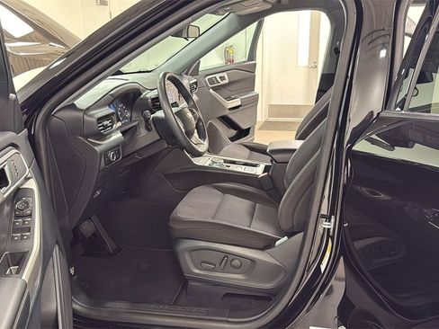 Used 2023 Ford Explorer XLT image 12