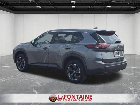 Used 2024 Nissan Rogue SV AWD/4WD image 3