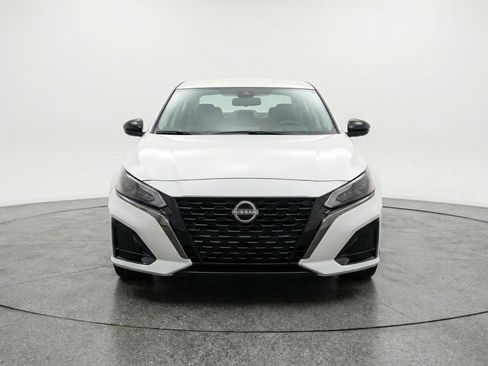 Used 2025 Nissan Altima 2.5 SV FWD image 2