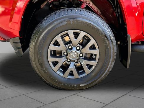 Certified 2020 Toyota Tacoma SR5 AWD/4WD image 11