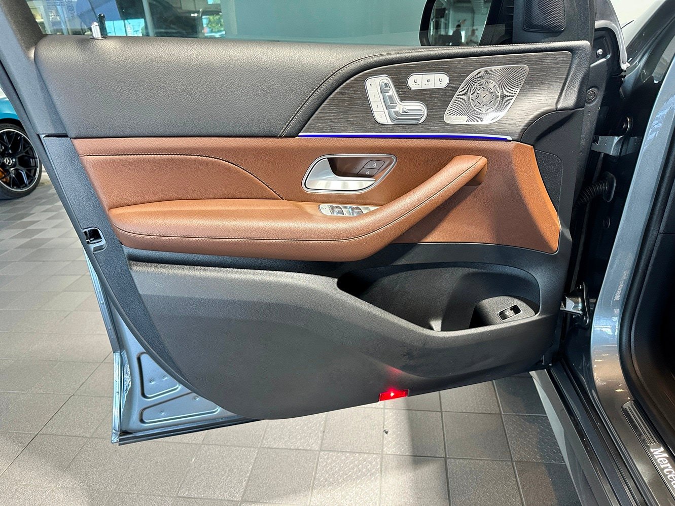 Used 2025 Mercedes-Benz GLE 350 4MATIC w/ AMG Line Exterior image 11