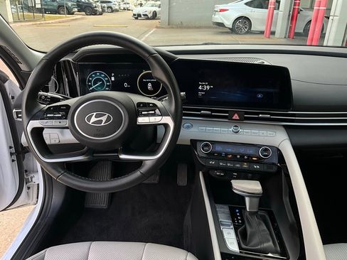Used 2025 Hyundai Elantra Limited image 14