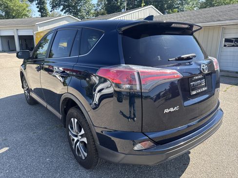 Used 2018 Toyota RAV4 LE FWD image 6