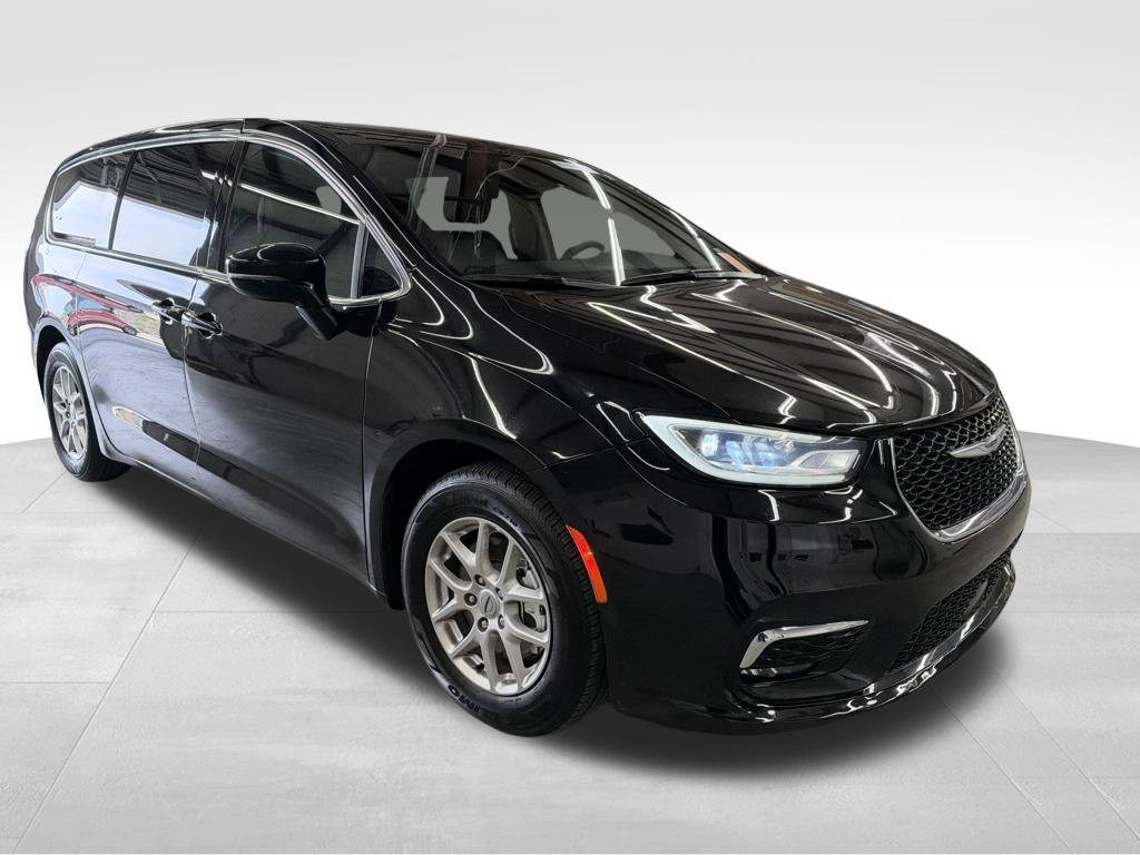 Used 2025 Chrysler Pacifica Select FWD image 14
