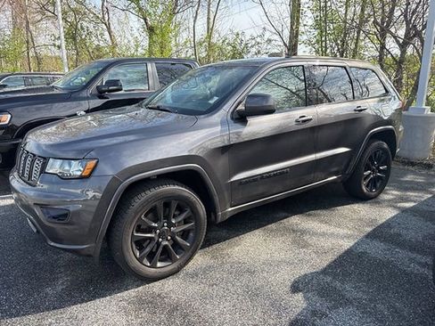 Used 2021 Jeep Grand Cherokee Laredo X image 9
