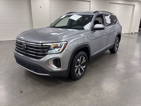 Used 2024 Volkswagen Atlas SE image 4