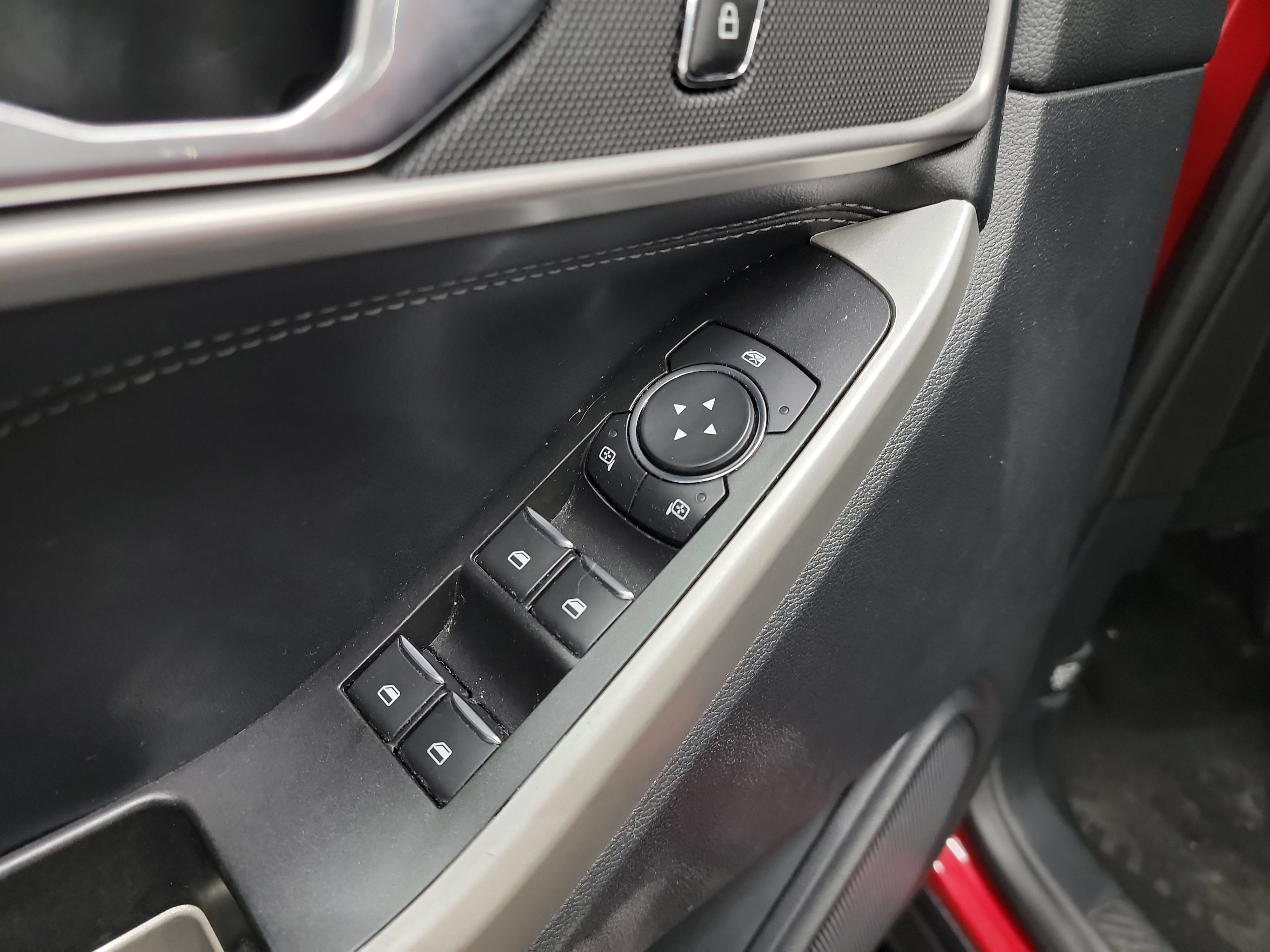 Used 2020 Ford Explorer XLT w/ Equipment Group 202A AWD/4WD image 14
