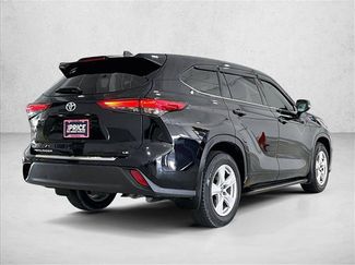 Used 2022 Toyota Highlander LE FWD video 2