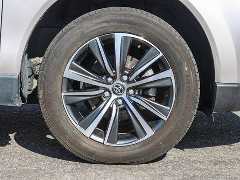 Used 2022 Toyota Venza LE AWD/4WD image 9