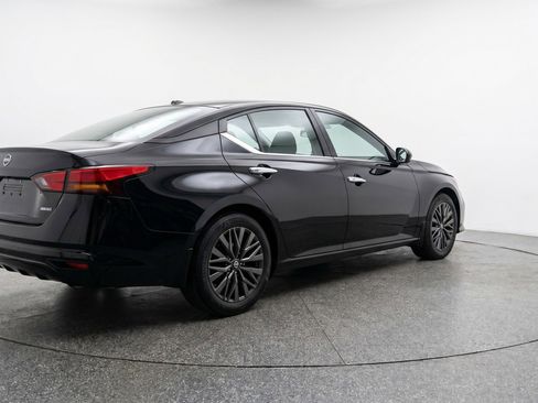Used 2025 Nissan Altima 2.5 SV FWD image 9