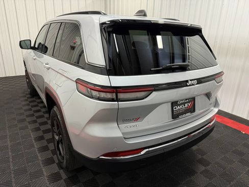 Used 2024 Jeep Grand Cherokee Laredo X w/ Trailer Tow Package AWD/4WD image 15