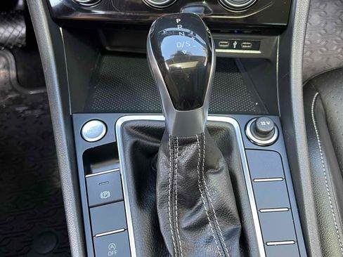 Used 2023 Volkswagen Jetta SE w/ Panoramic Sunroof Package FWD image 4