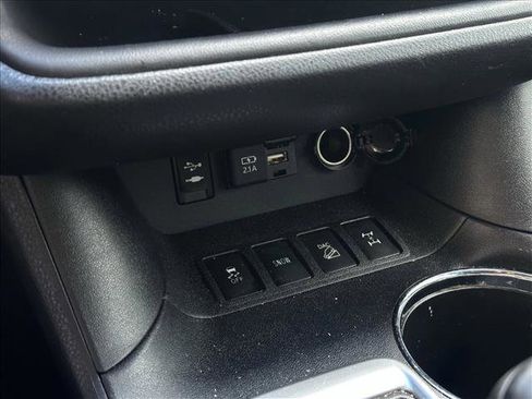 Used 2019 Toyota Highlander SE w/ Phone Cable & Charge Package image 16