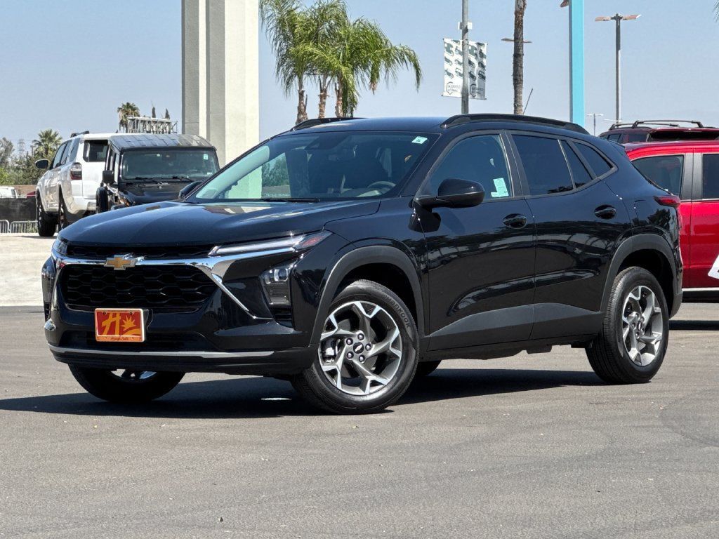 Used 2025 Chevrolet Trax LT FWD image 1