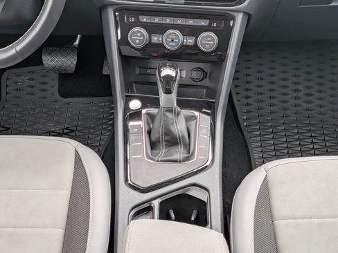 Certified 2024 Volkswagen Taos SE FWD image 18