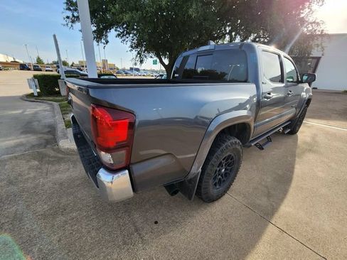 Used 2022 Toyota Tacoma SR5 RWD image 3