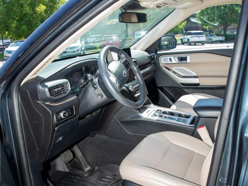 Used 2023 Ford Explorer Limited w/ Limited Technology Package RWD image 5