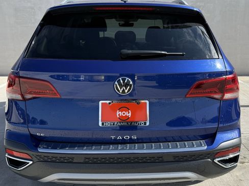 Certified 2024 Volkswagen Taos SE image 4