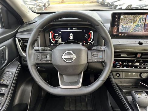 Certified 2025 Nissan Rogue Platinum w/ Tech Package image 17