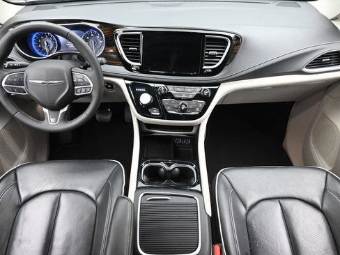 Used 2024 Chrysler Pacifica Limited FWD image 16