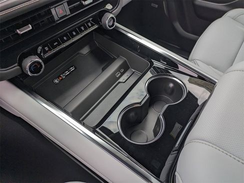 New 2025 Chevrolet Suburban Premier image 40