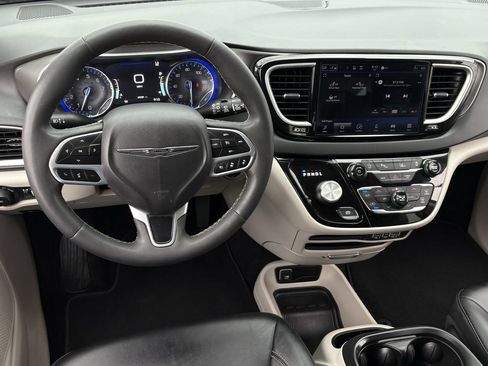 Used 2024 Chrysler Pacifica Touring-L FWD image 13