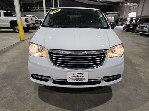 Used 2016 Chrysler Town & Country Touring-L w/ Driver Convenience Group FWD image 16