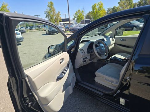 Used 2015 Nissan Leaf SV w/ LED & Quick Charge Package FWD image 8