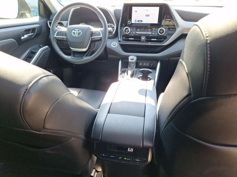 Used 2024 Toyota Highlander LE image 32