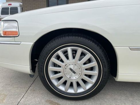 Used 2003 Lincoln Town Car Executive RWD image 17