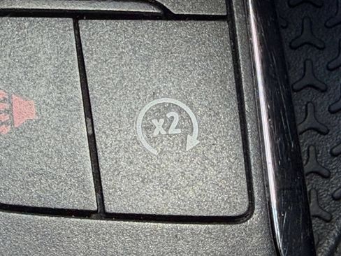 Used 2025 Chevrolet Equinox LT FWD image 24